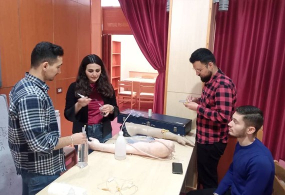 اختتام دورة المهارات الأساسية في الرعاية الصحية لطلاب كلية الصيدلة